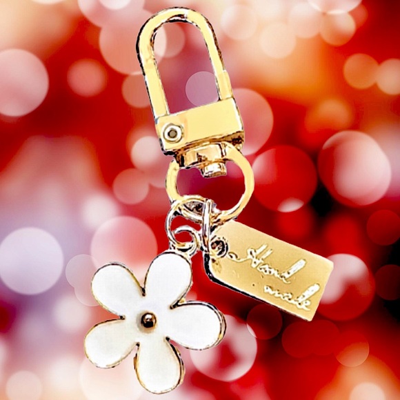 W White Gold Flower Keychain Boutique Item Brand New - BAG CHARM - Picture 15 of 16